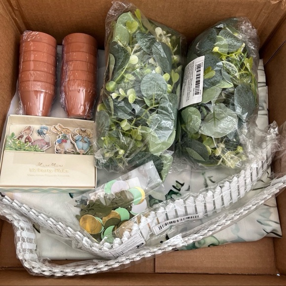 HUGE bundle of Peter Rabbit themed party supplies - Picture 1 of 10